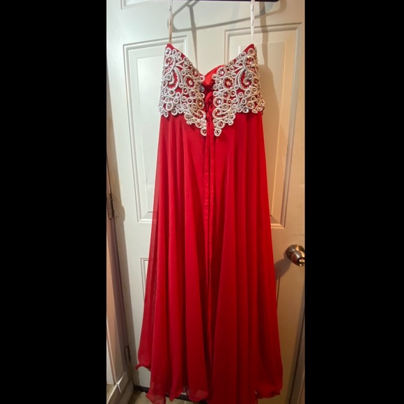 GRAD/PROM DRESS WOMENS SIZE 8. Used once. 10/10 condition. - Picture 2 of 3